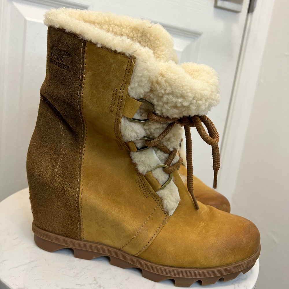 BW Sorel women’s Joan of Arctic wedge platform cozy boots 9.5